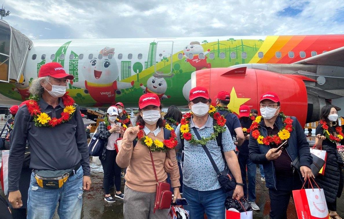 Đoàn du khách quốc tế gồm 202 người Hàn Quốc đã đặt chân đến sân bay quốc tế Phú Quốc, Việt Nam lúc 12 giờ trưa (ngày 20-11) trên chuyến bay mang số hiệu VJ3749 của hãng hàng không Vietjet Air xuất phát từ Incheon (Hàn Quốc). (Nguồn ảnh: baoangiang.com.vn)